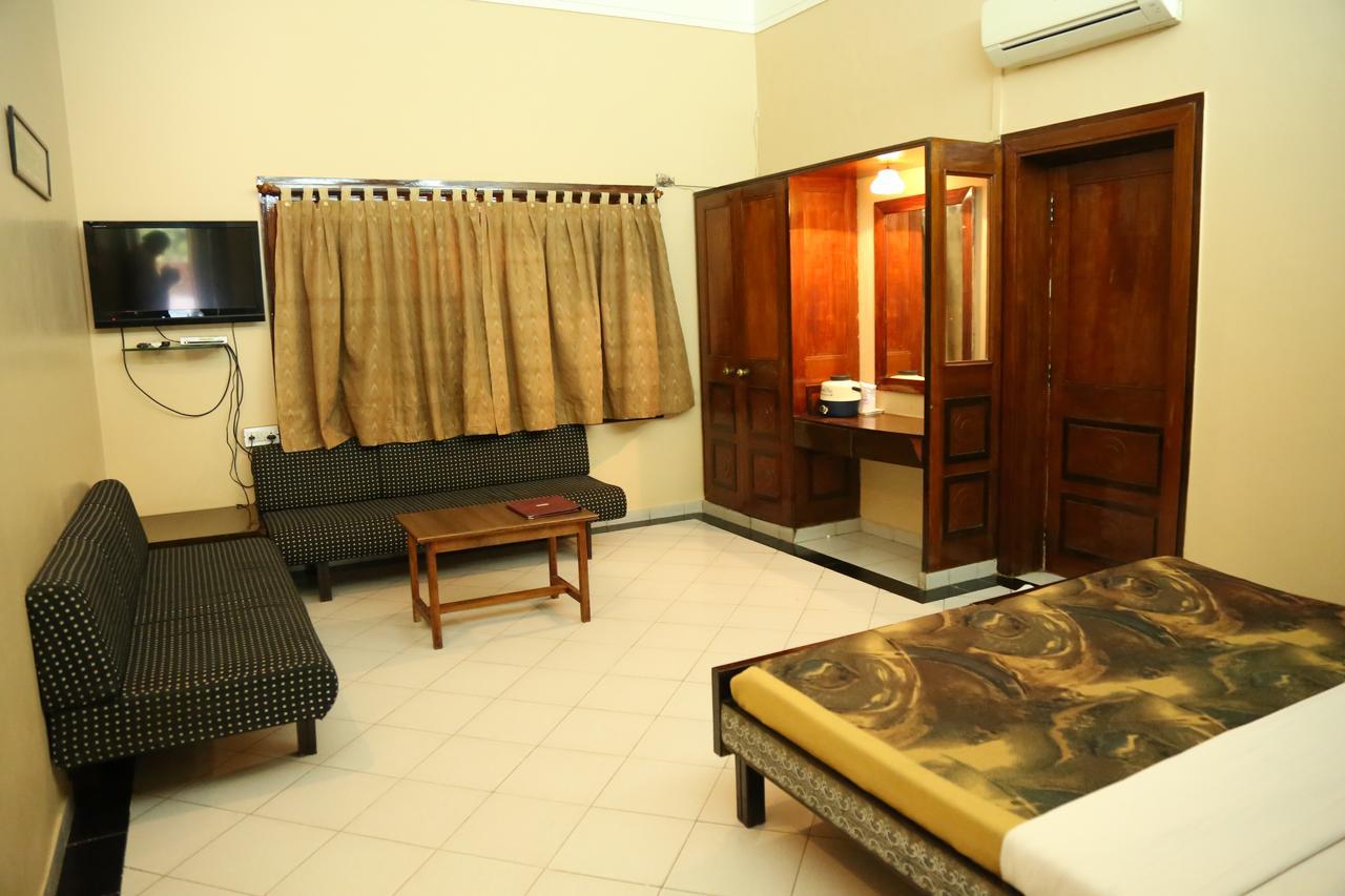 Hotel Siddhartha Palace Ahmedabad Buitenkant foto
