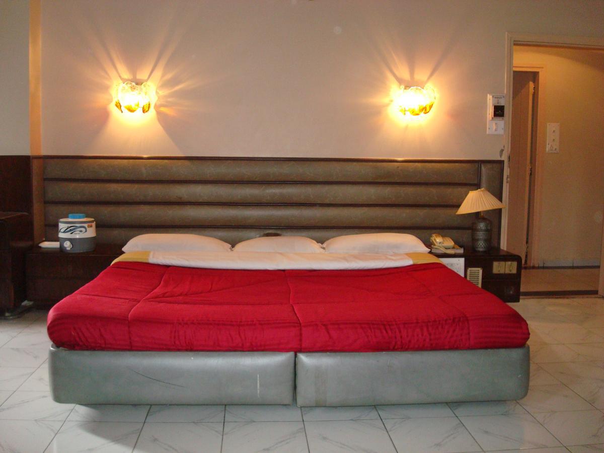 Hotel Siddhartha Palace Ahmedabad Buitenkant foto