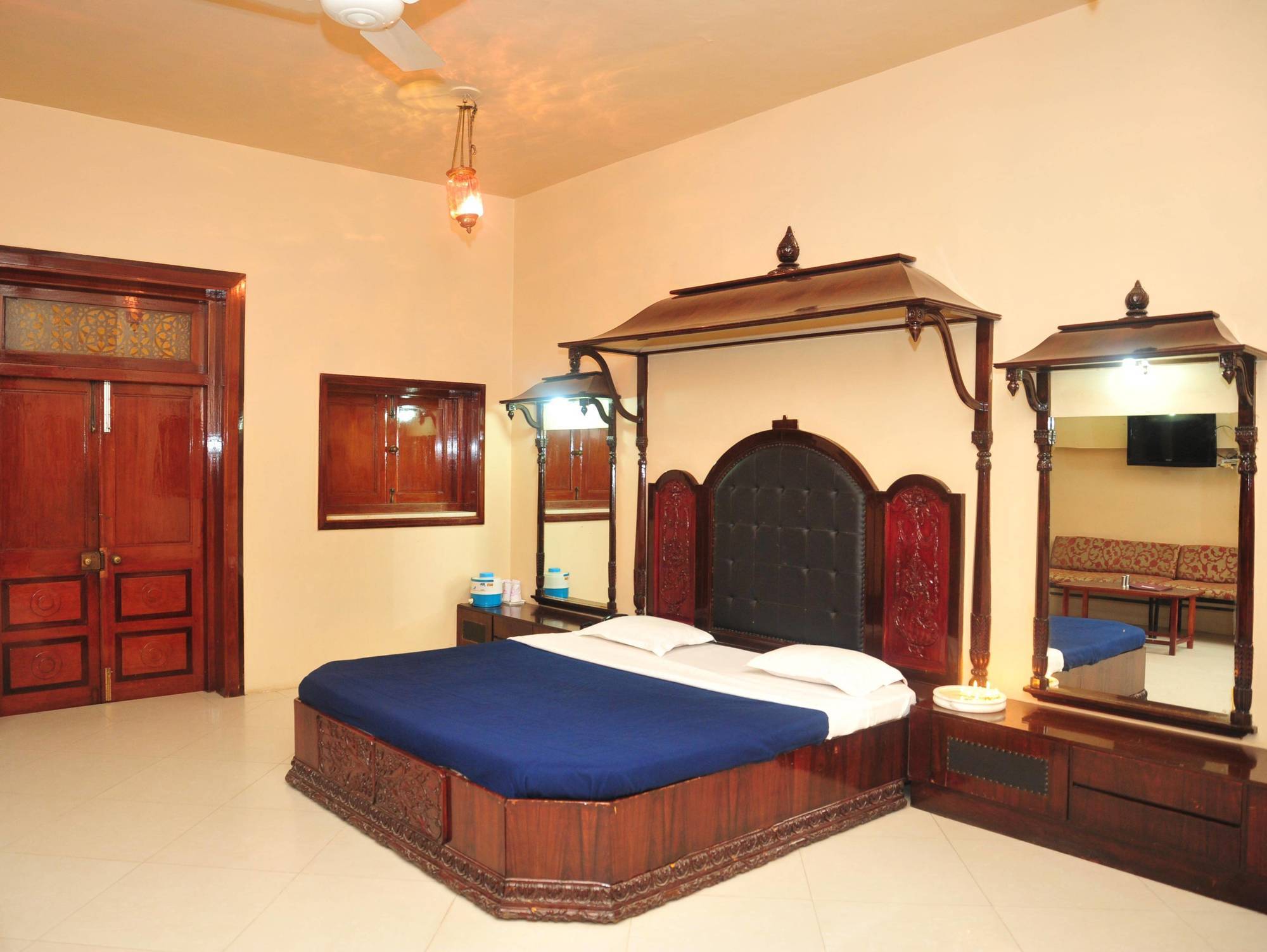 Hotel Siddhartha Palace Ahmedabad Buitenkant foto