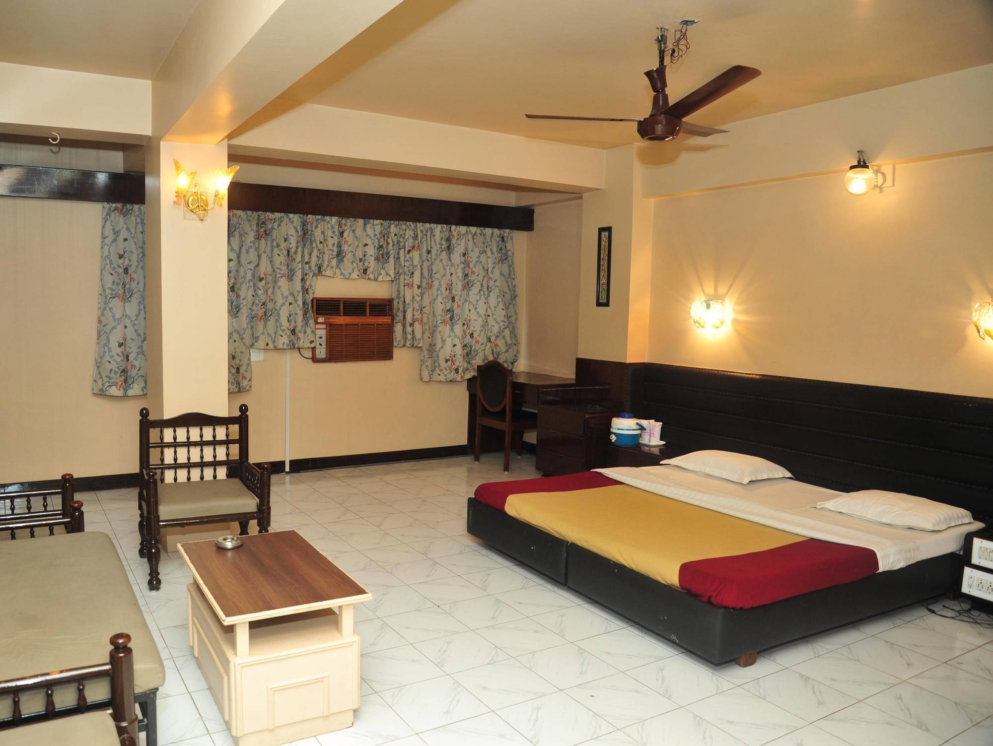 Hotel Siddhartha Palace Ahmedabad Buitenkant foto