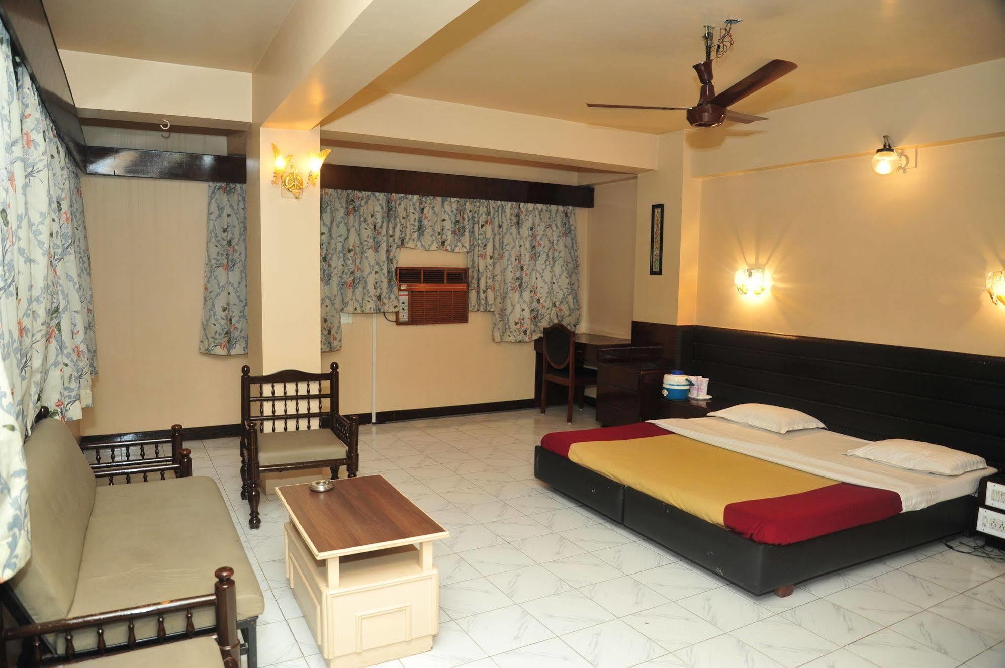 Hotel Siddhartha Palace Ahmedabad Buitenkant foto