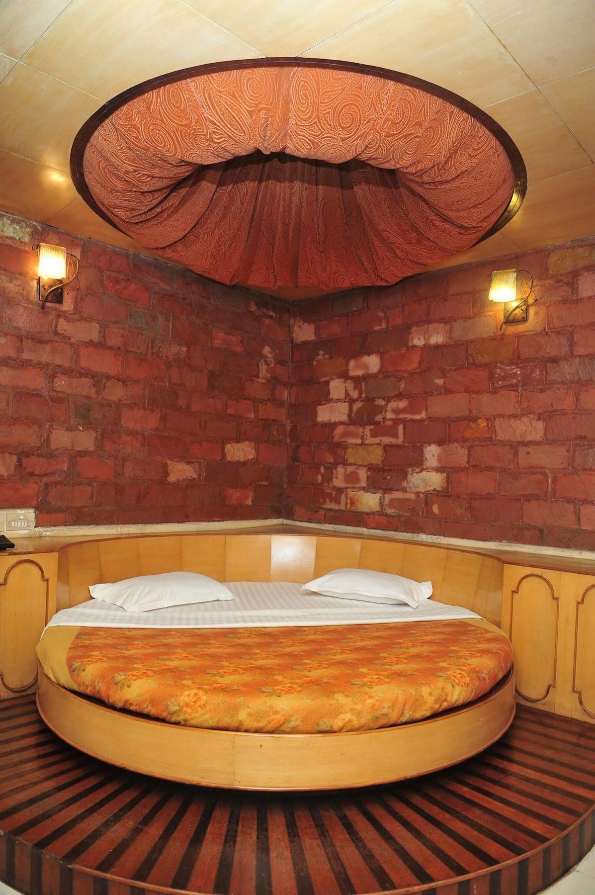 Hotel Siddhartha Palace Ahmedabad Buitenkant foto
