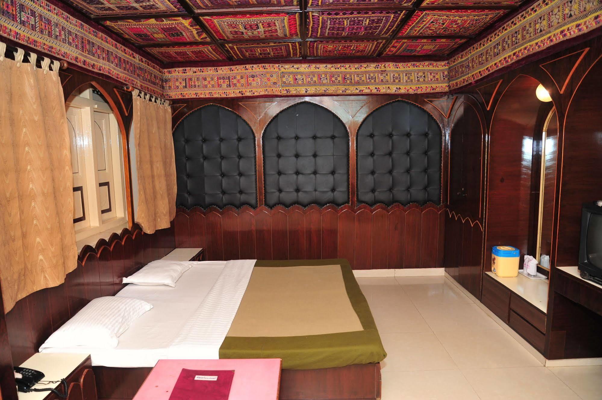 Hotel Siddhartha Palace Ahmedabad Buitenkant foto