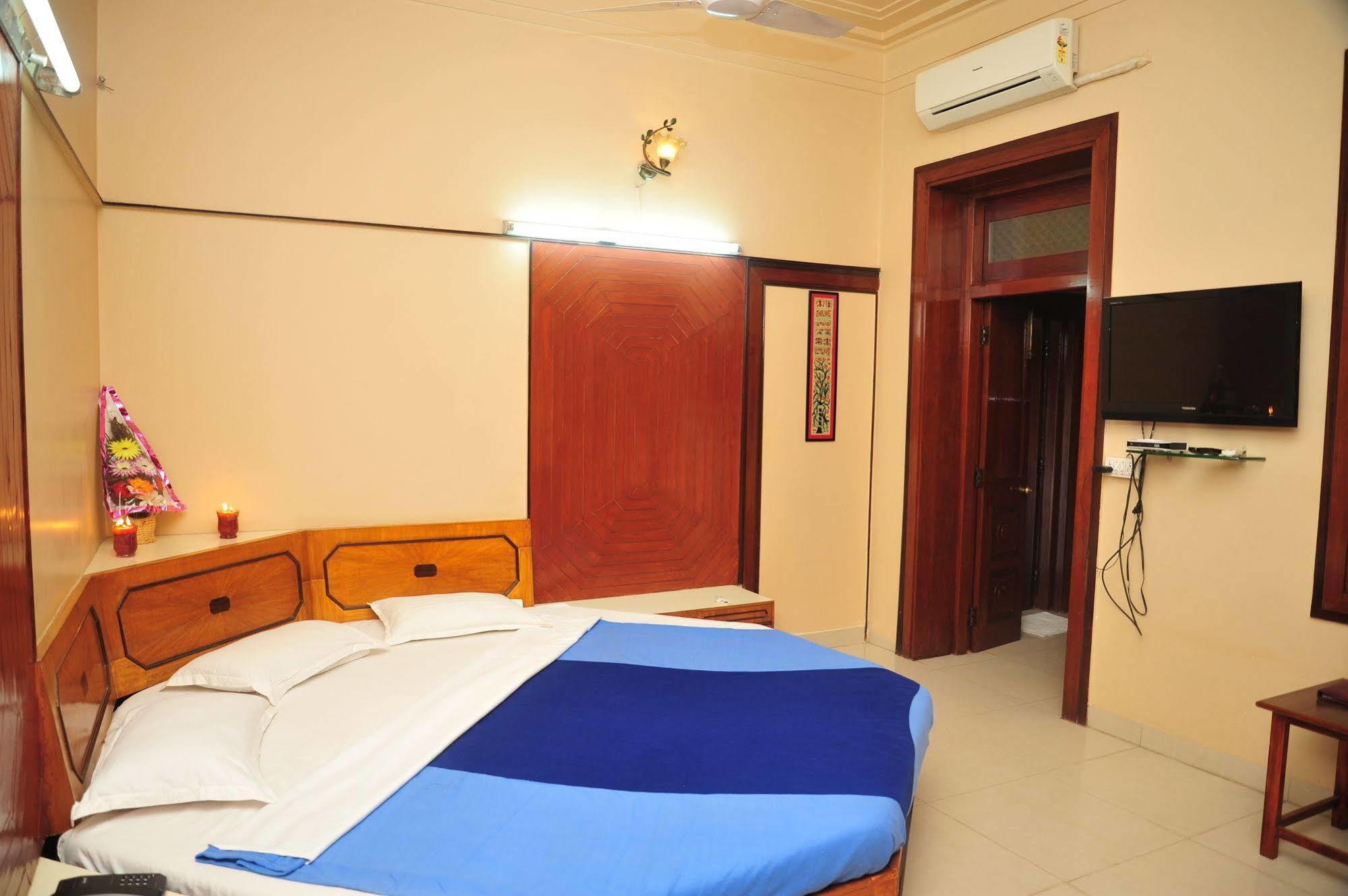 Hotel Siddhartha Palace Ahmedabad Buitenkant foto