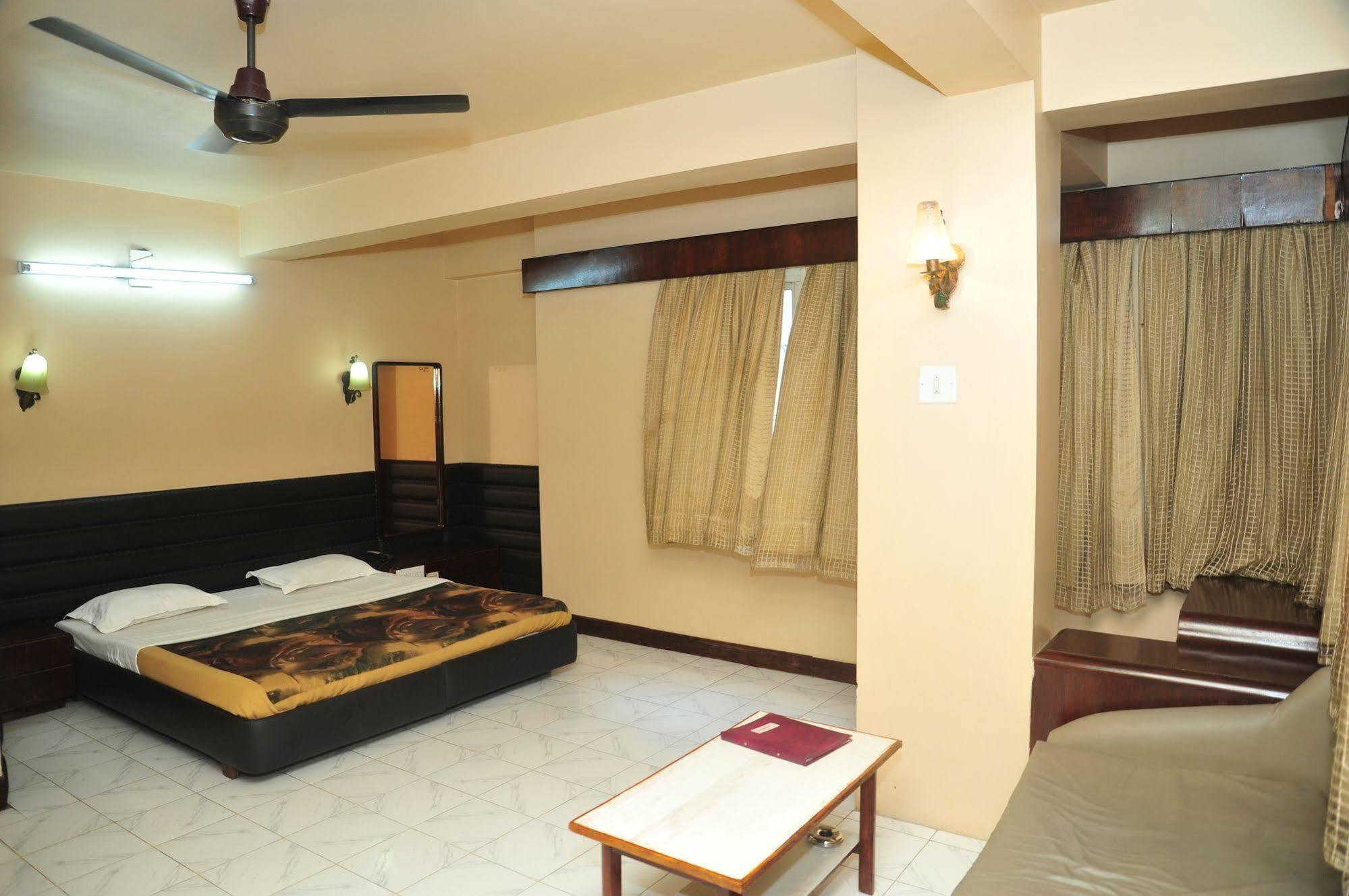 Hotel Siddhartha Palace Ahmedabad Buitenkant foto