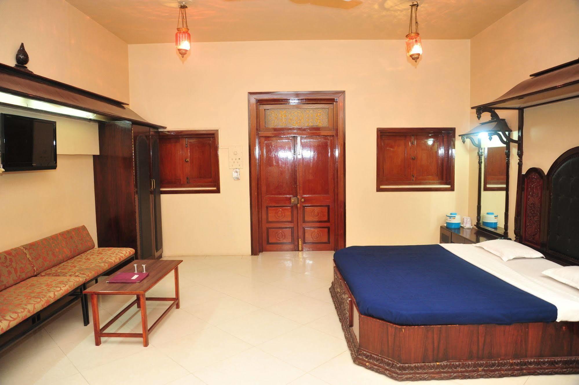 Hotel Siddhartha Palace Ahmedabad Buitenkant foto