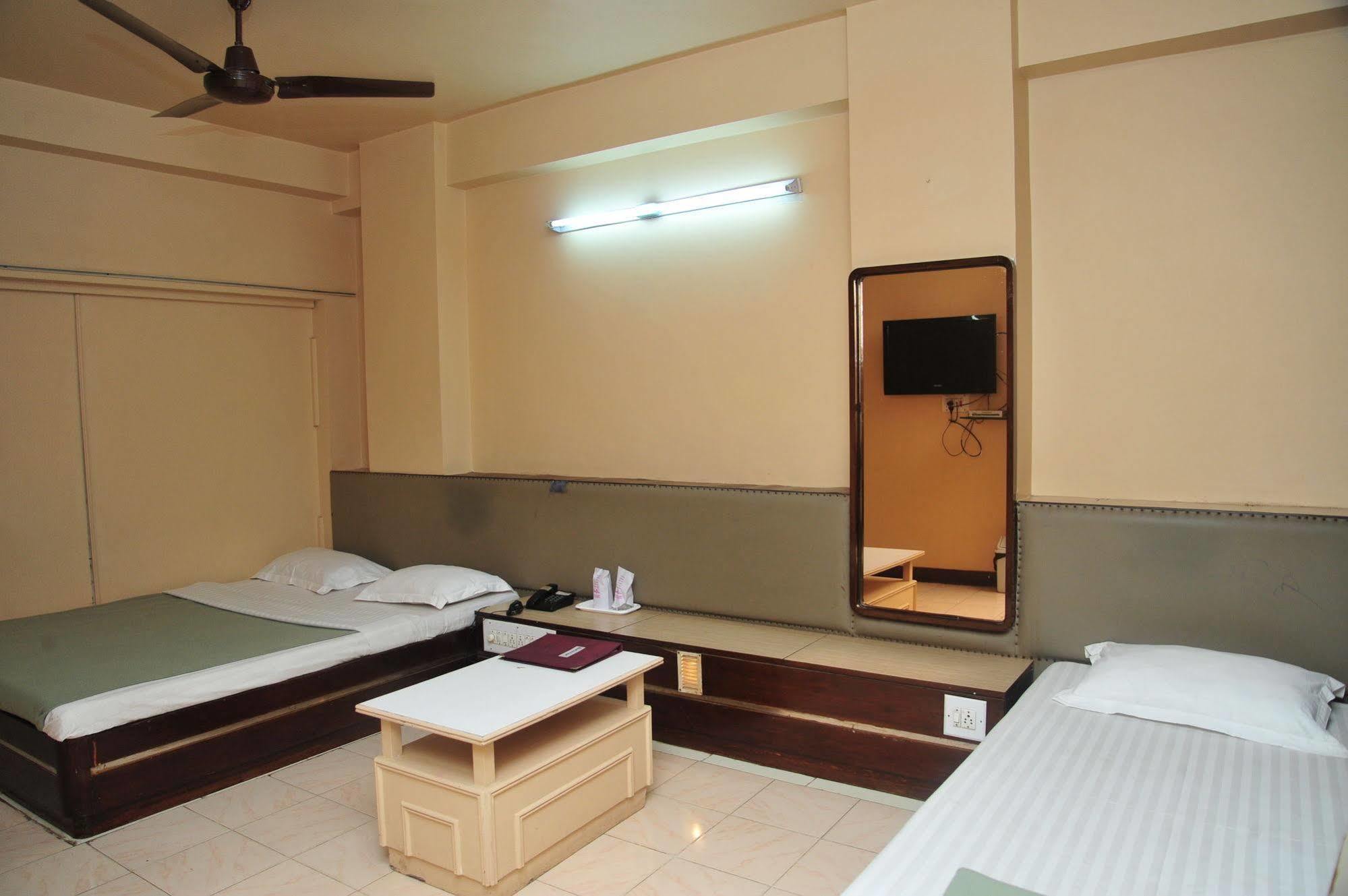 Hotel Siddhartha Palace Ahmedabad Buitenkant foto