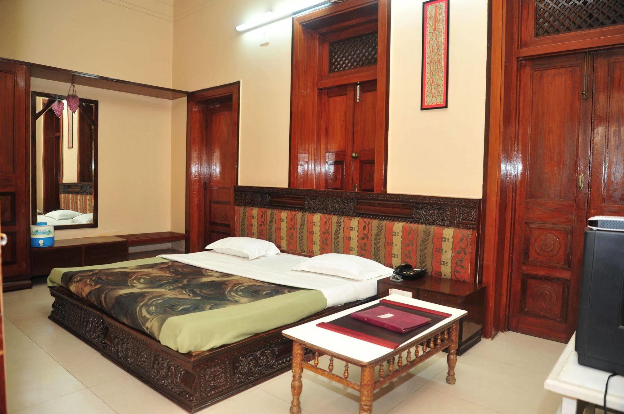 Hotel Siddhartha Palace Ahmedabad Buitenkant foto
