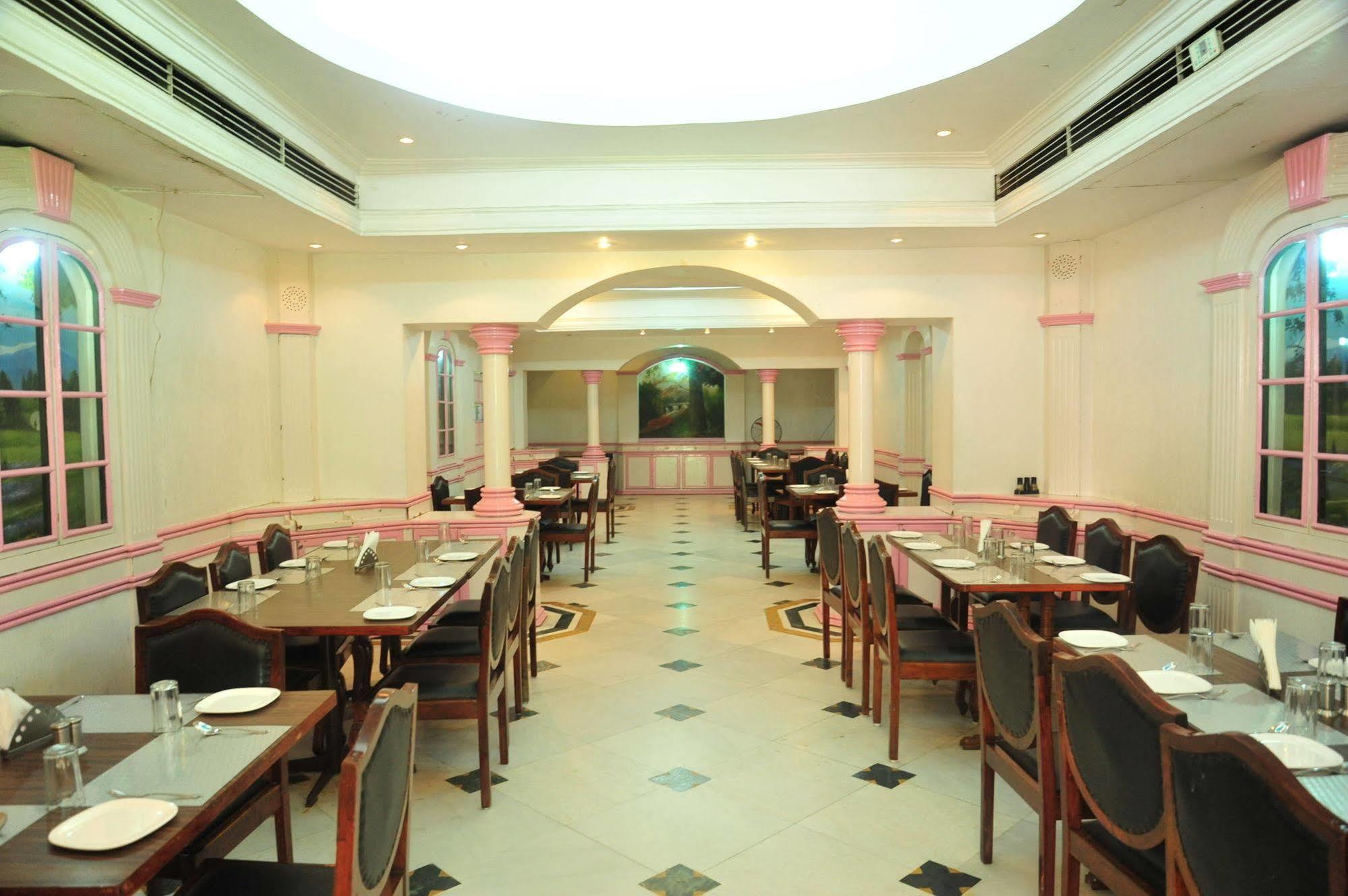 Hotel Siddhartha Palace Ahmedabad Buitenkant foto